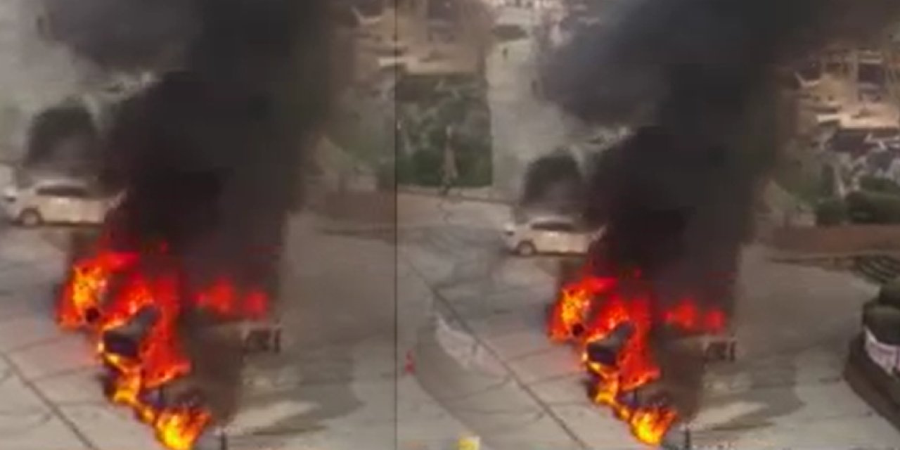 İstanbul'da Felaket Anları: Takside Çıkan Yangın Park Halindeki Otomobile Sıçradı!