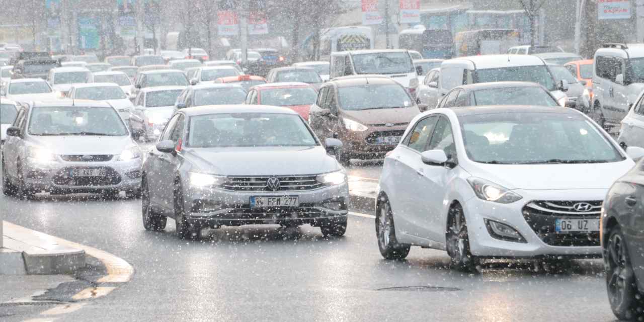 Ankara'da dün başlayan kar yağışı bugün de devam ediyor... Kar yağışı ne zaman sona erecek? Meteoroloji saat verdi