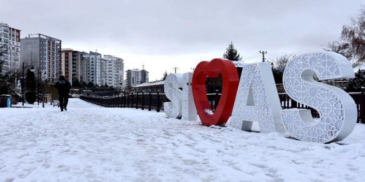 Sivas'ta Kar Ulaşımı Felç Etti: 109 Yerleşim Yeri Kapandı