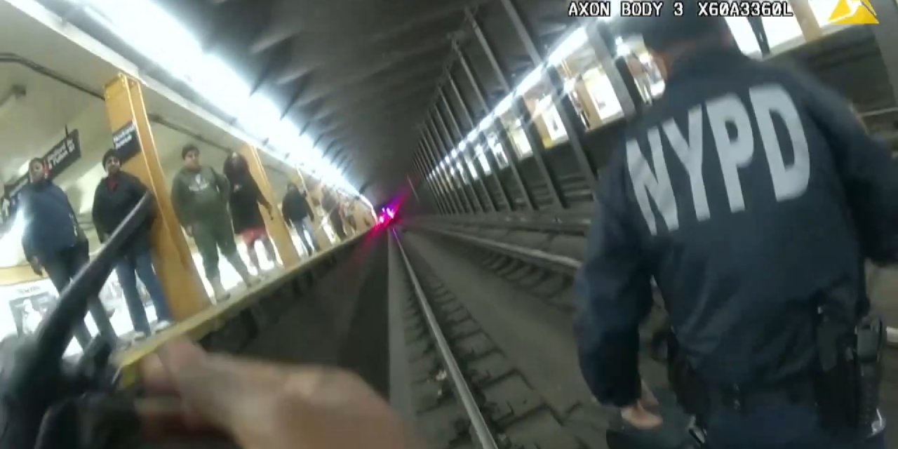 Metro Raylarına Düşen Adamı Polis Son Anda Kurtardı!