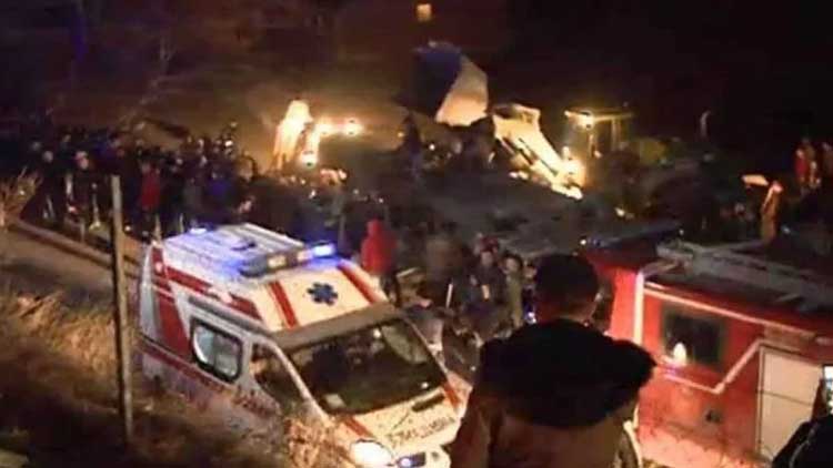 Makedonya'da yolcu otobüsü şarampole yuvarlandı: 13 ölü
