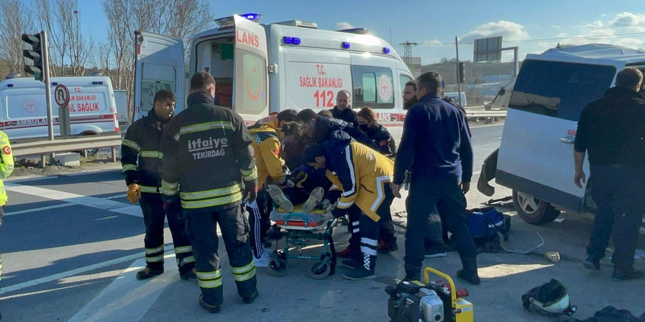 TIR Işıktaki Minibüse Çarptı: 5 Kişi Yaralandı