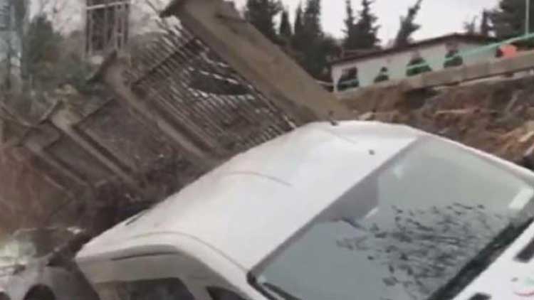 Beykoz'da istinat duvarı yıkıldı