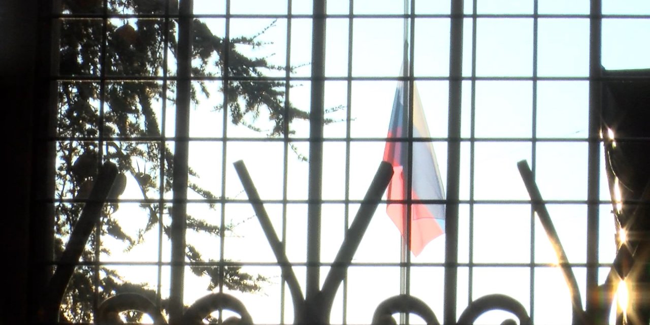 Rusya Başkonsolosluğu'nda Bayraklar Yarıya İndirildi