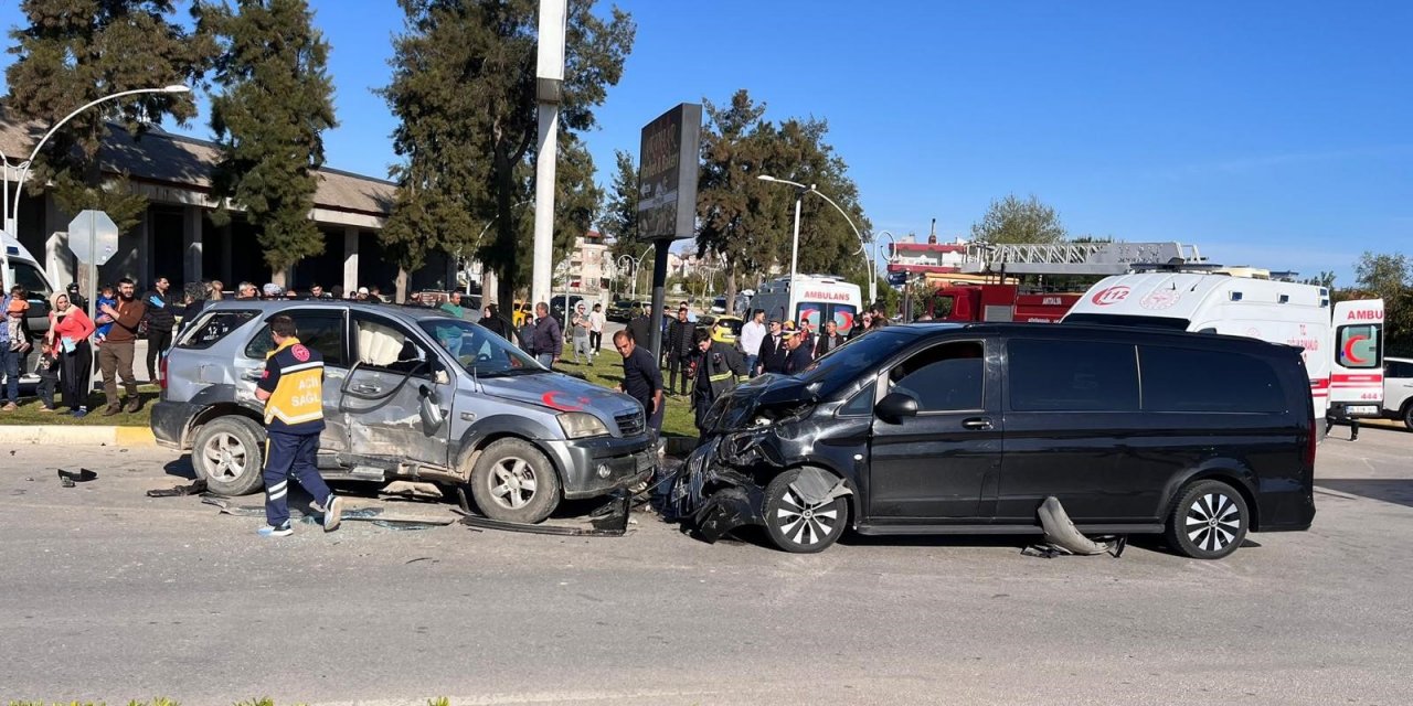 Antalya'da Feci Kaza: 12 Yaralı