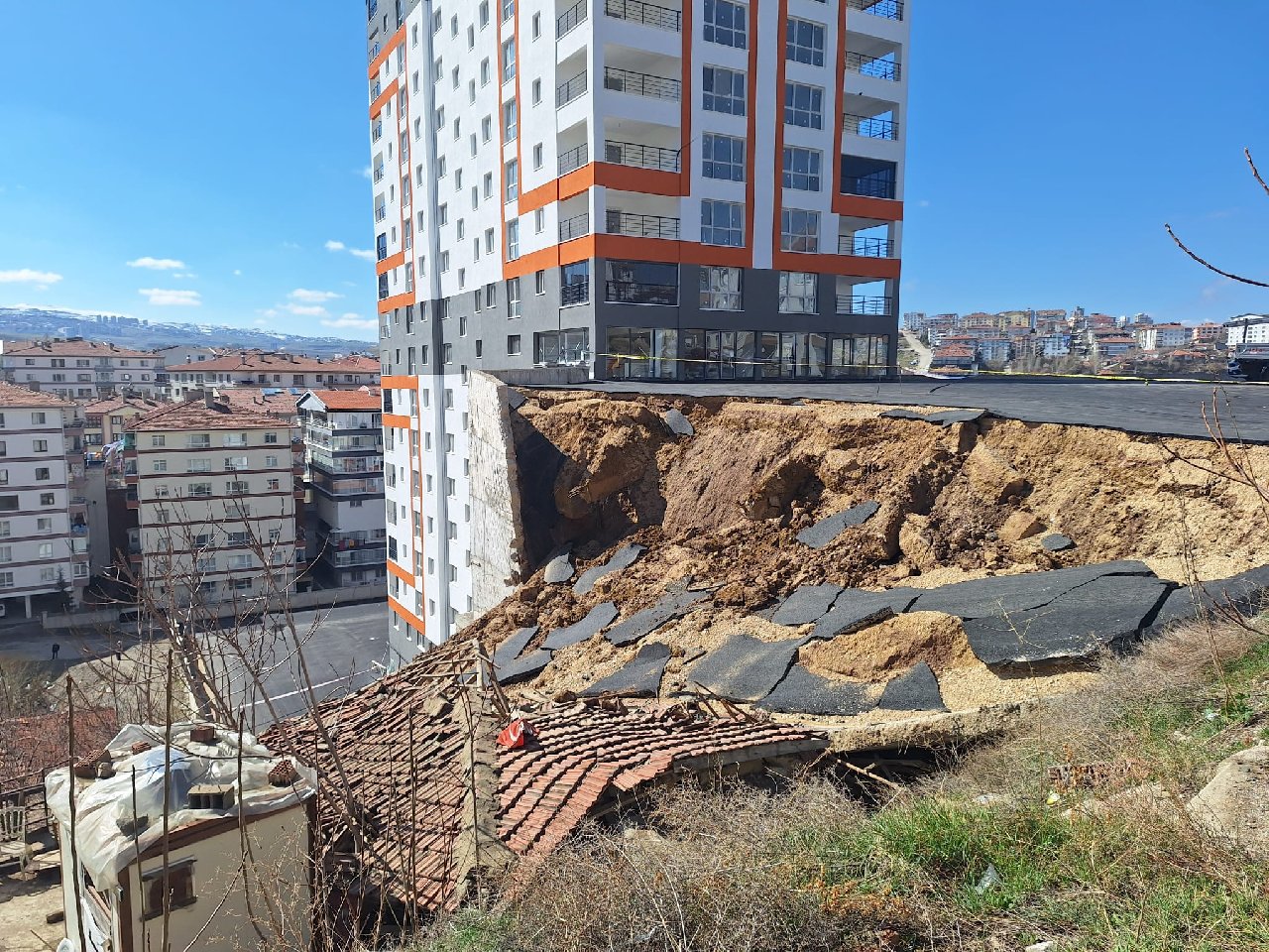 Ankara'da apartmanın istinat duvarı gecekondunun üzerine çöktü