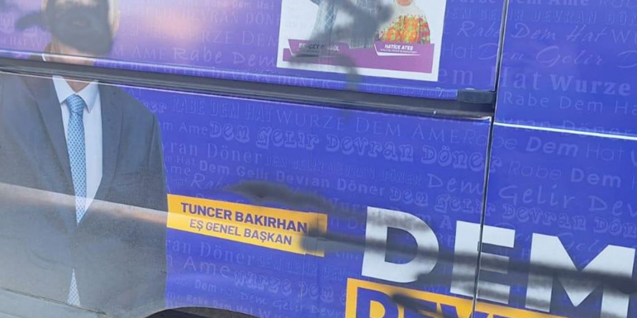 Bursa’da DEM Parti'nin Minibüsüne Sprey Boyalı Saldırı