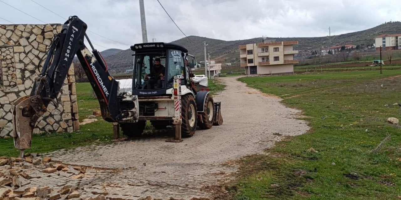 Mardin'de İlginç Olay: Arsasından Geçen Yolu Kepçeyle Kazdırdı