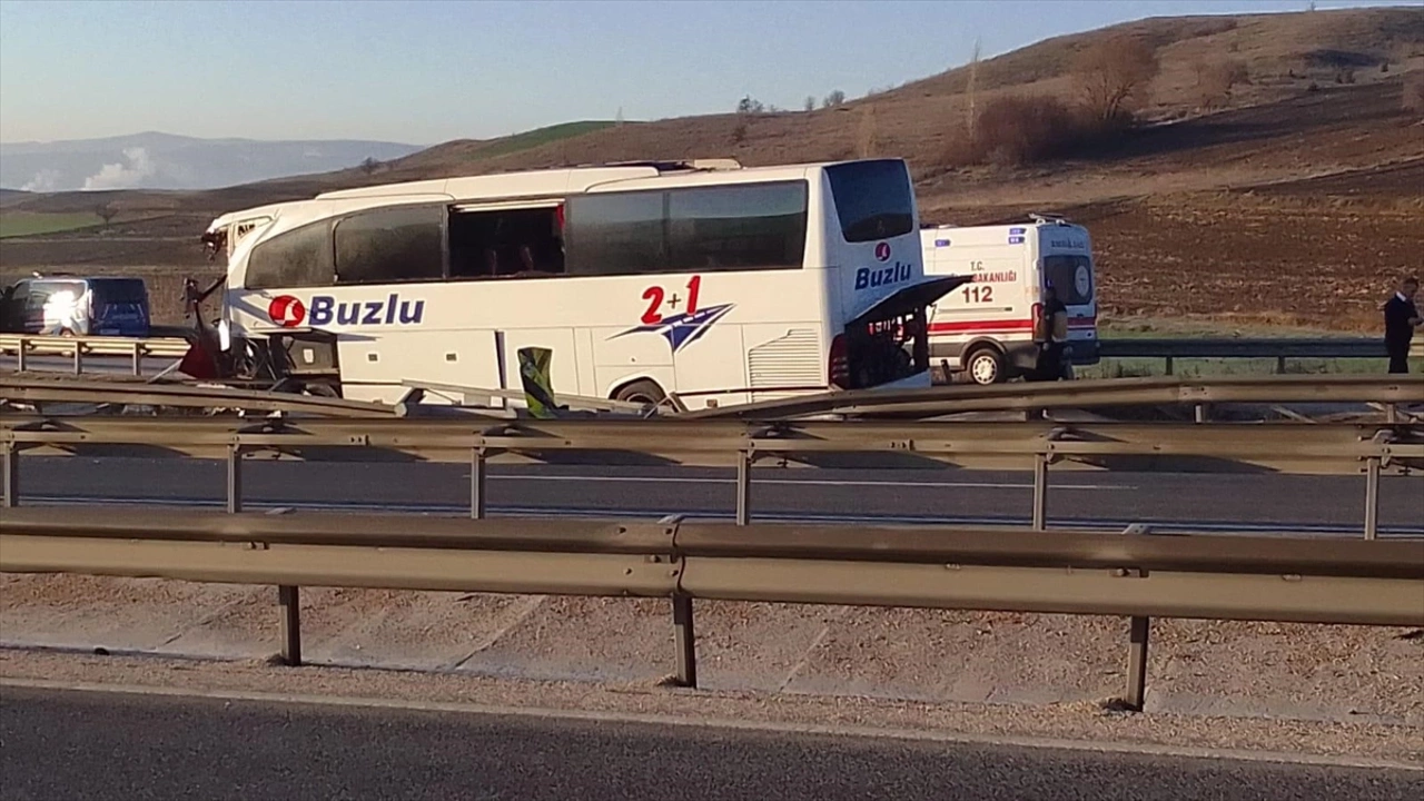 Yürekleri ağza getiren kaza: Yolcu otobüsü kontrolden çıktı