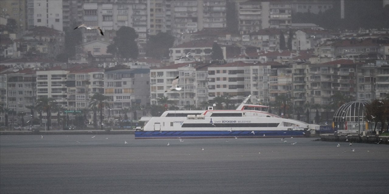 İzmir'de Vapur Seferleri İptal Edildi