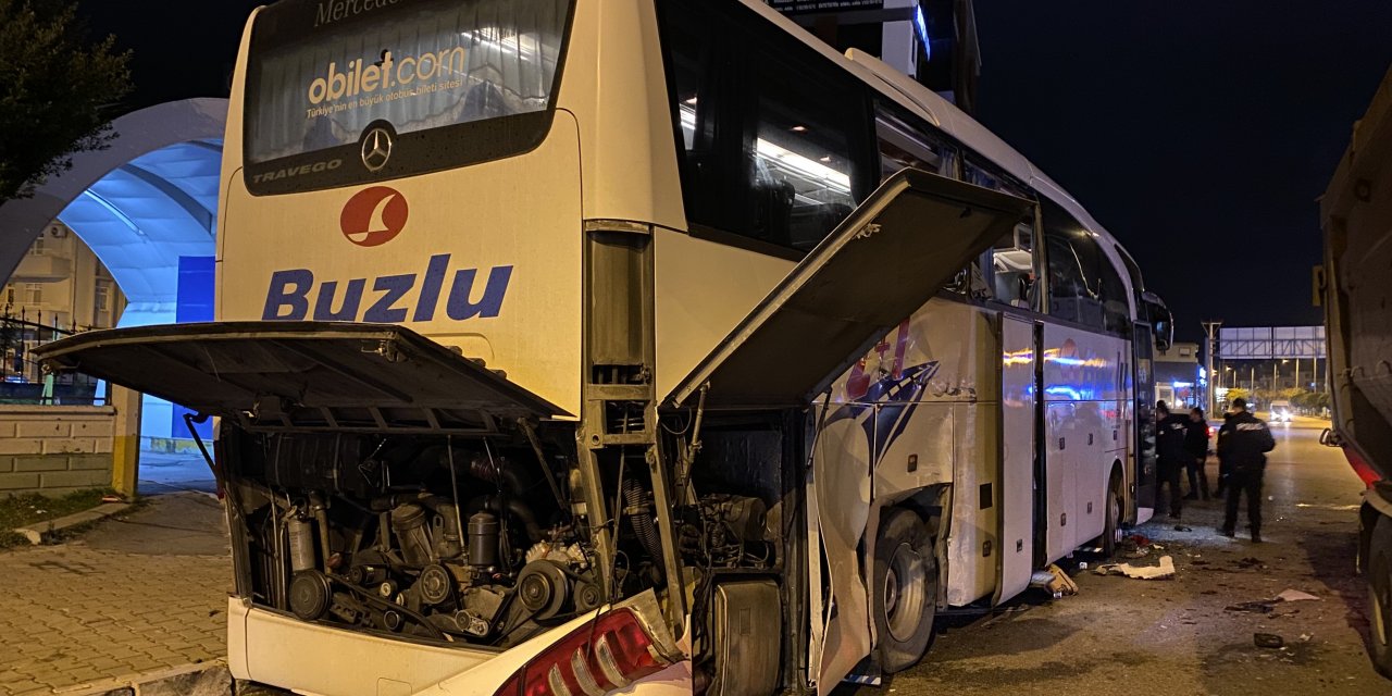 Antalya'da Otobüs ve Kamyon Çarpıştı: 4 Yaralı