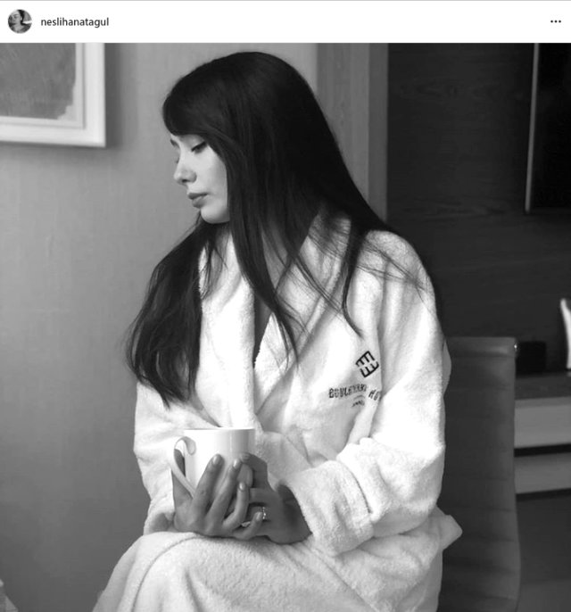 Neslihan Atagül'den bornozlu paylaşım! Beğeni rekoru kırdı