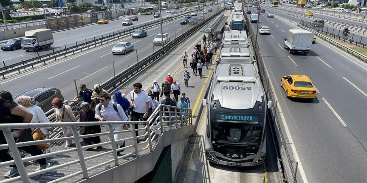 İstanbullular 1 Nisan'dan İtibaren Elektrikli Metrobüslere Binecek