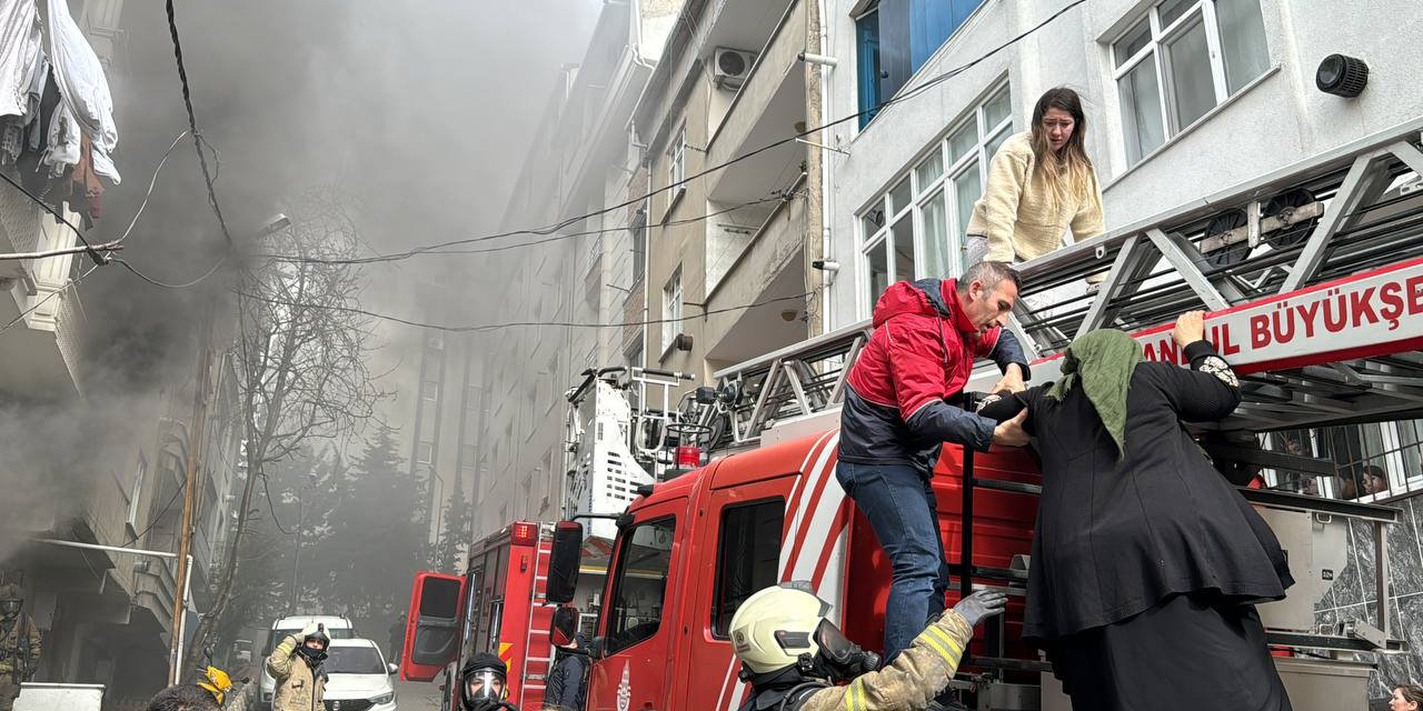 Esenyurt'ta 5 Katlı Binada Yangın: Mahsur Kalanlar Var!