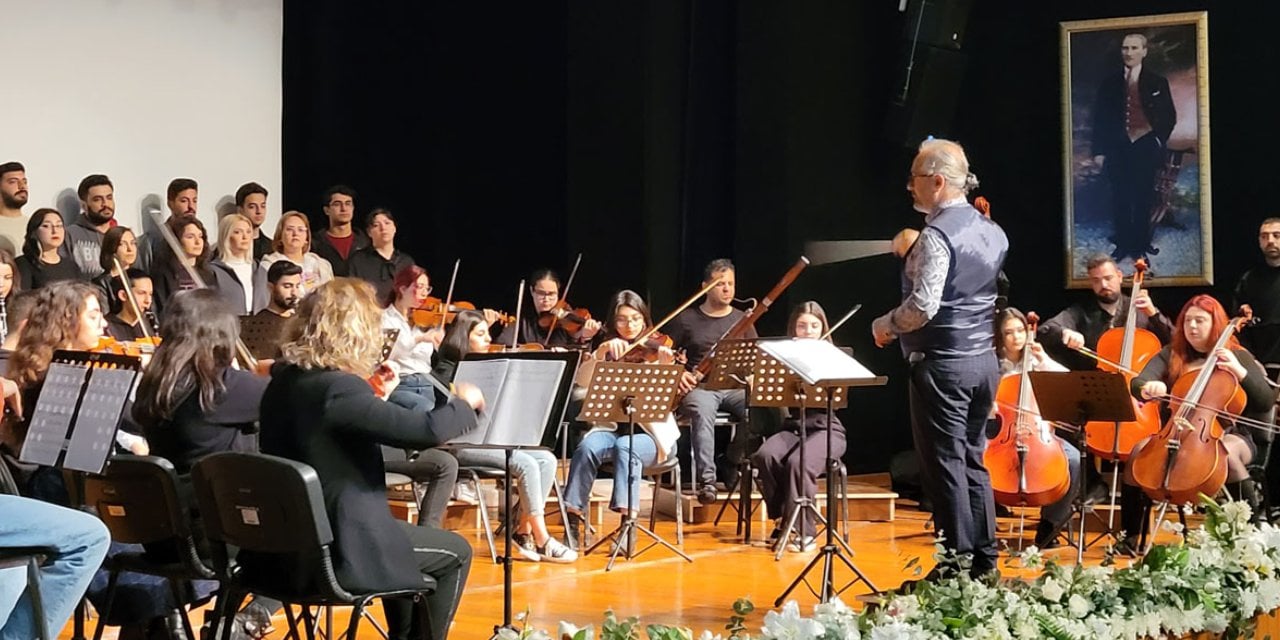 Atatürk'ün Yapay Zekayla Oluşturulan Sesine, Bir Orkestra Eşlik Etti!