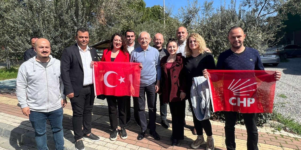 Gençlerden Kemal Kılıçdaroğlu'na Türk Bayrağı ve CHP Bayrağı Hediyesi