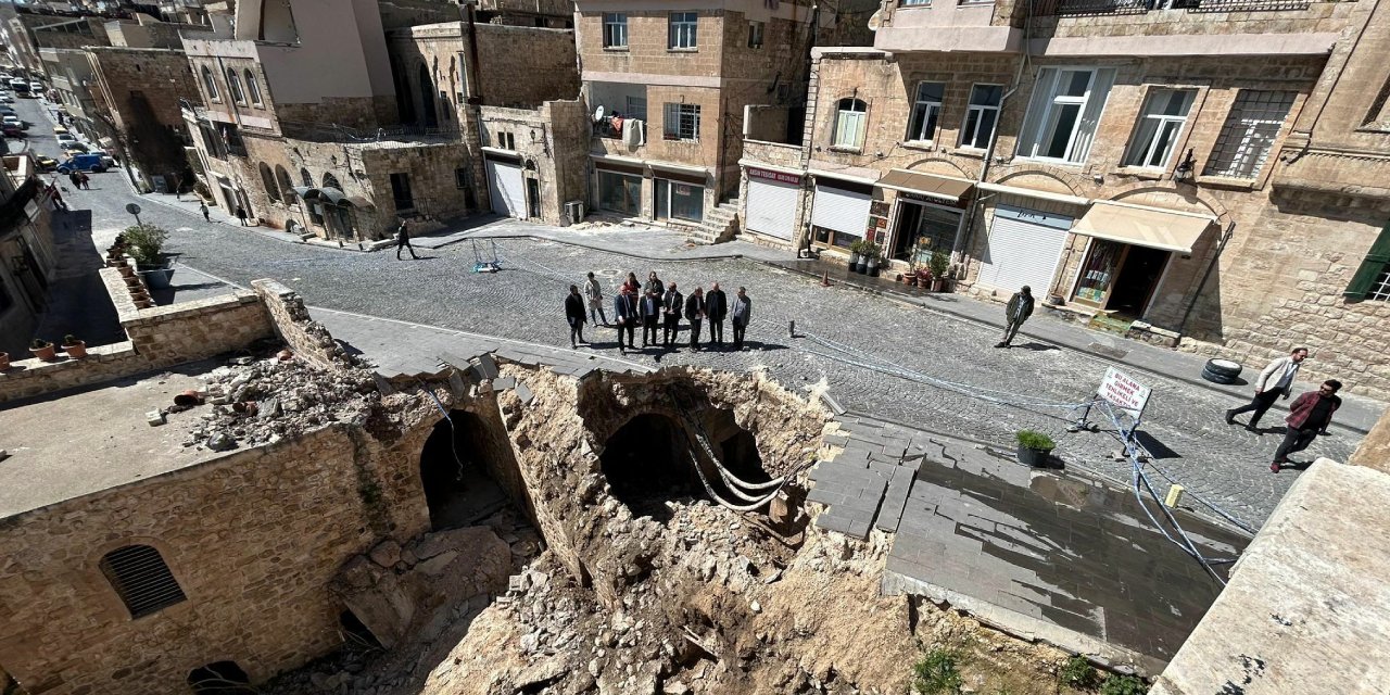 Mahmut Tanal'dan Mardin'in tarihi bölgesinde çöken yolun onarılmamasına tepki
