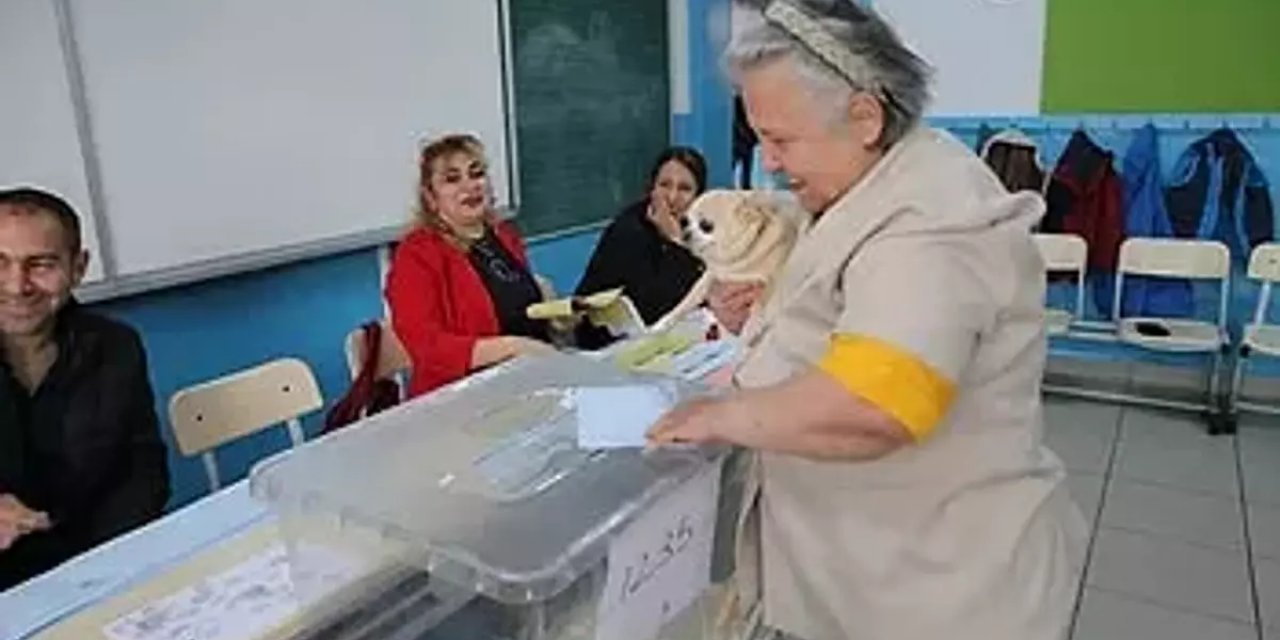 Sandık Başında Renkli Anlar Yaşandı: 74 Yaşındaki Nebahat Teyze Köpeğiyle Oy Kullandı