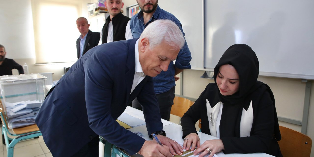 CHP Bursa Büyükşehir Belediye Başkan Adayı Mustafa Bozbey Oy Kullandı