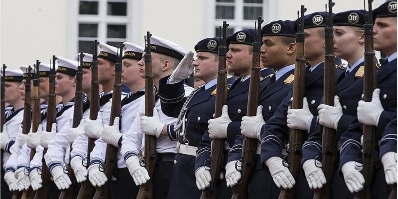Almanya'da Geçen Yıl 1996 Kişi Reşit Olmadan Askere Alındı