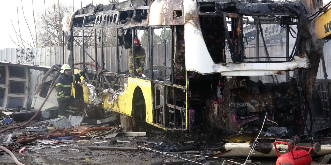 Hurdalıkta Çıkan Yangında 6 Otobüs Alev Alev Yandı