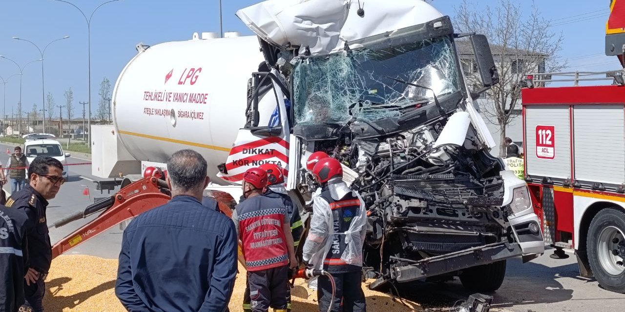 Sakarya'da Feci Kaza:  Arıza Yapan Tıra Tanker Çarptı: 1 Kişi Öldü, 1 Kişi Yaralandı