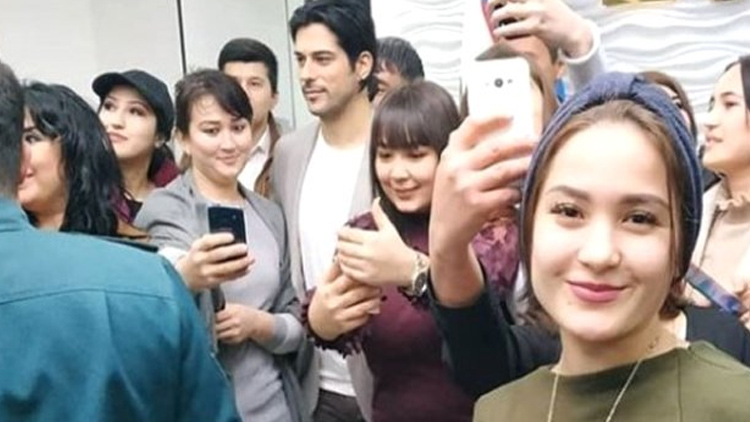 Burak Özçivit kadın hayranlarıyla yemek yedi 2 milyon kazandı