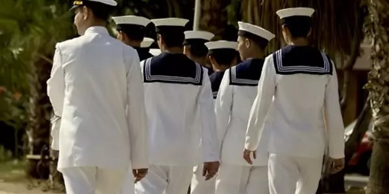 Denizciler neden çizgili üstler giyerler ve şerit sayısı neyi simgelemektedir?