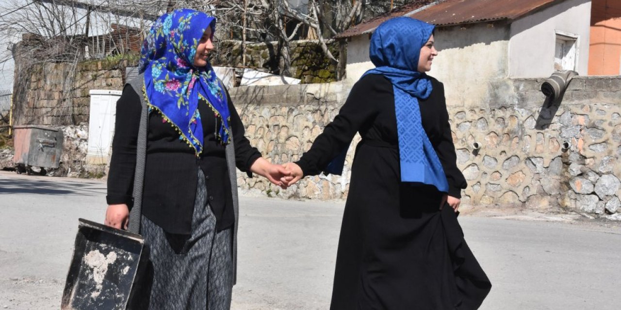 Bitlis Merkezin Tek Kadın Muhtarı Mahalle Sakinleriyle Bir Araya Geldi