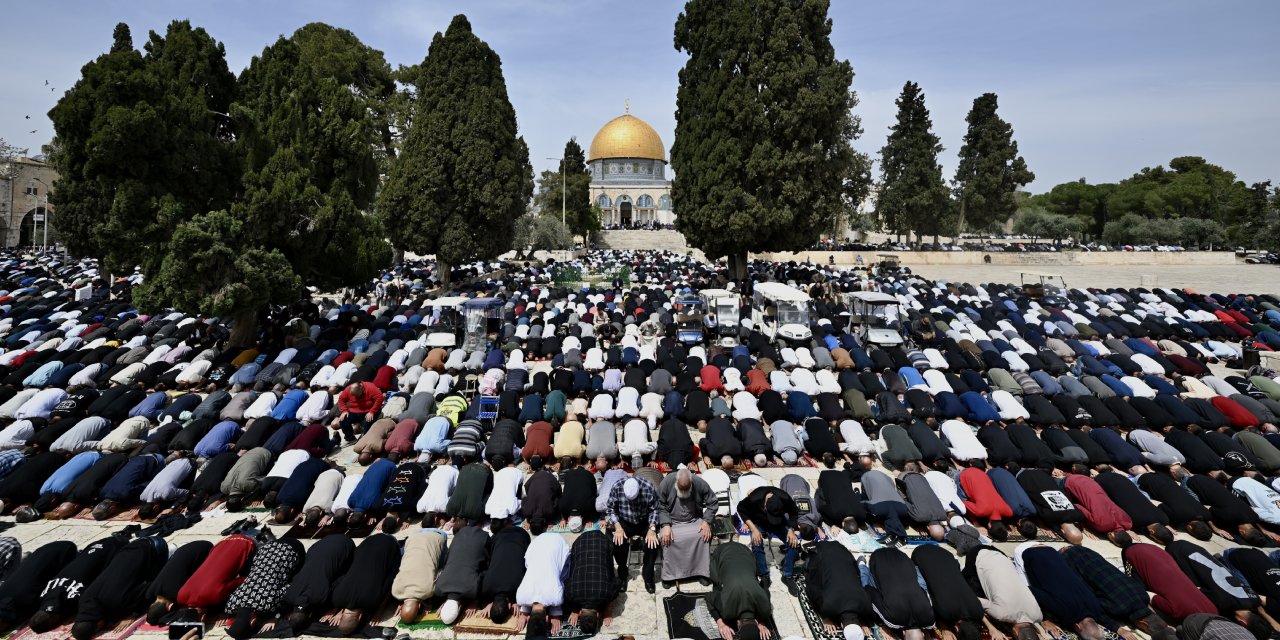 Mescid-i Aksa'da 120 Bin Müslüman, Ramazan'ın Son Cuma Namazını Bir Arada Kıldı!