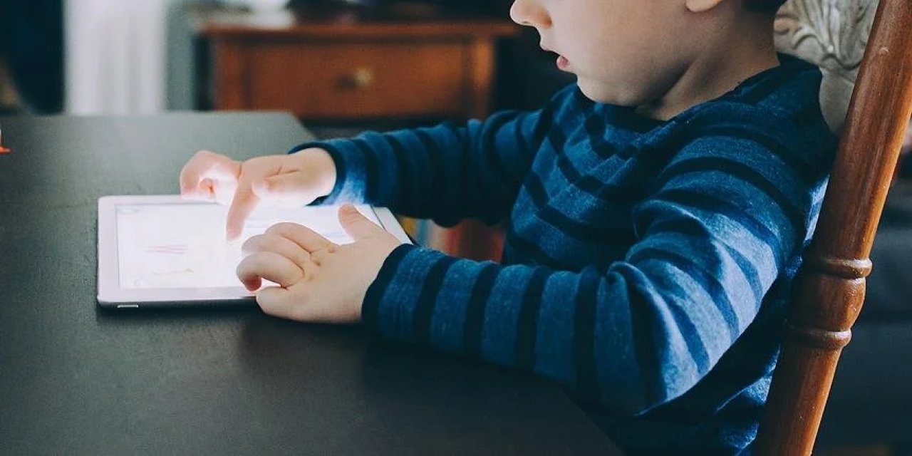 İki Yaşında Tablet Kullanan Çocuk 10 Yıl Masa Başında Çalışmış Gibi