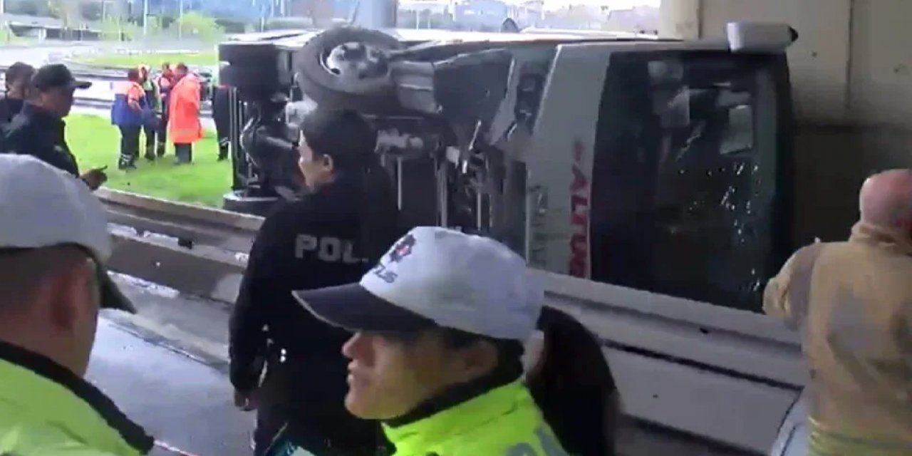 İstanbul'da Polisleri Taşıyan Minibüs Devrildi!