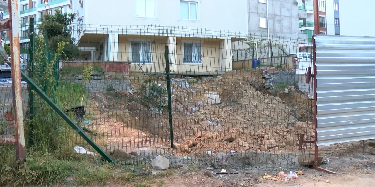 Çekmeköy'de İnşaatın Temel Kazısında Yan Binanın İstinat Duvarı Çöktü!