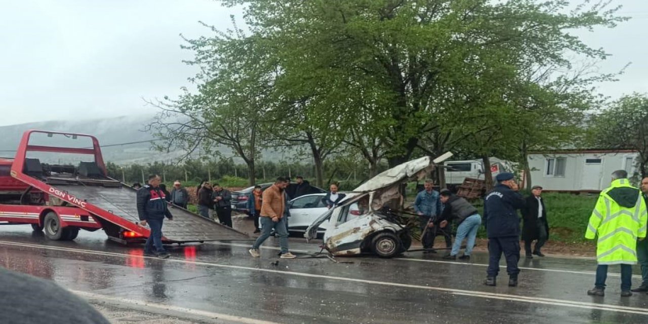 Otomobil İkiye Bölündü: Feci Kazada 2 Kişi Öldü 5 Kişi Yaralı!