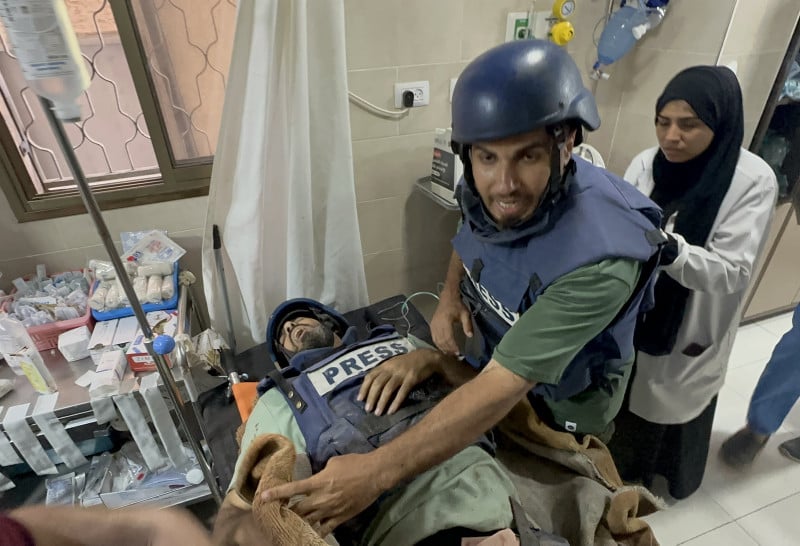 İsrail'in Gazze'ye düzenlediği saldırıda TRT ekibinden bir grup gazeteci yaralandı