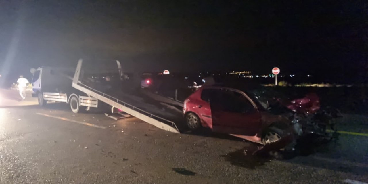 Gece Felaketi: Otomobil ile Minibüs Çarpıştı 13 Kişi Yaralandı