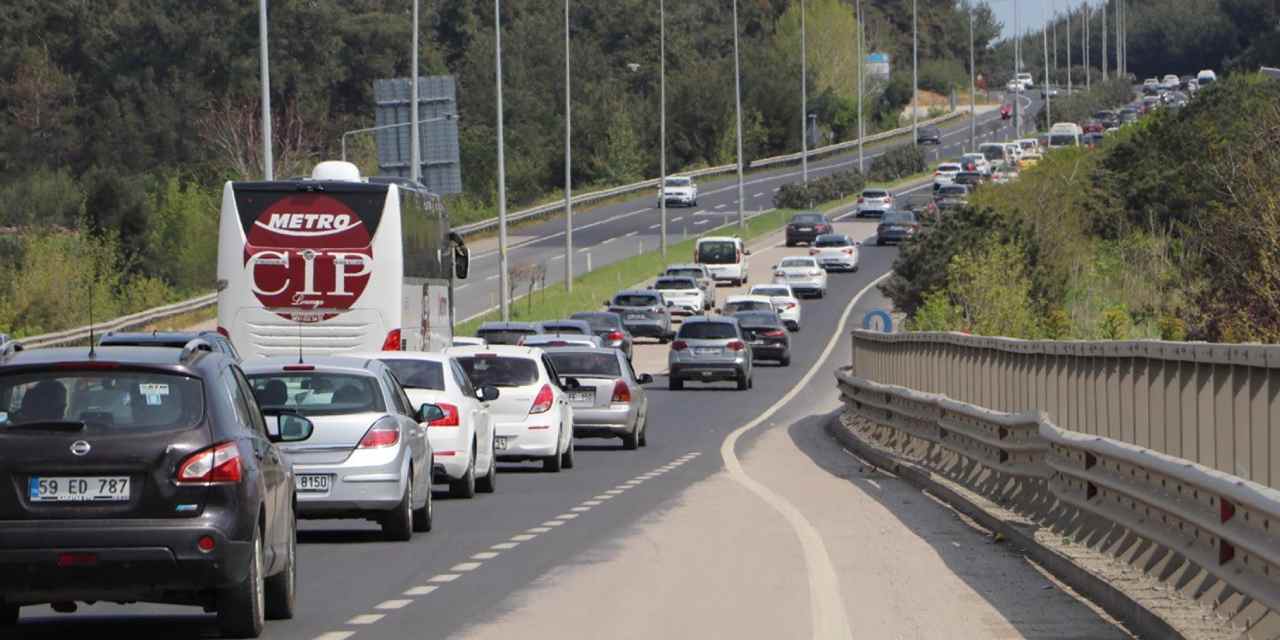 Tatilciler dönüş yolunda: İstanbul yolunda trafik kilit