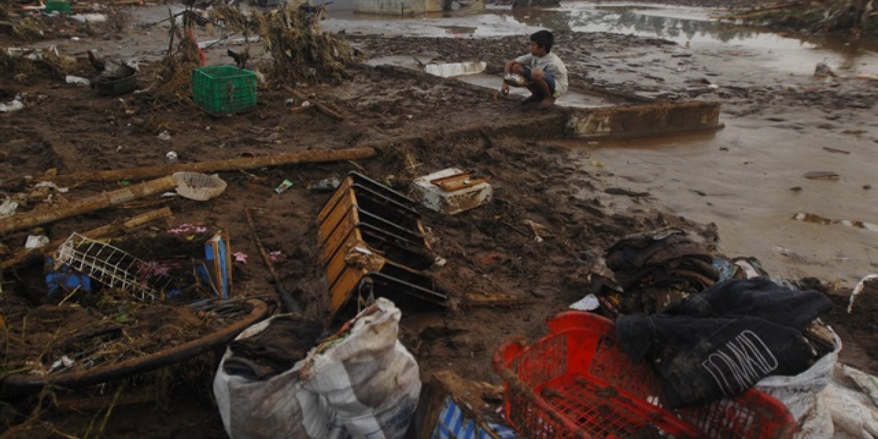 Endonezya'da Toprak Kayması: 14 Kişi Hayatını Kaybetti!