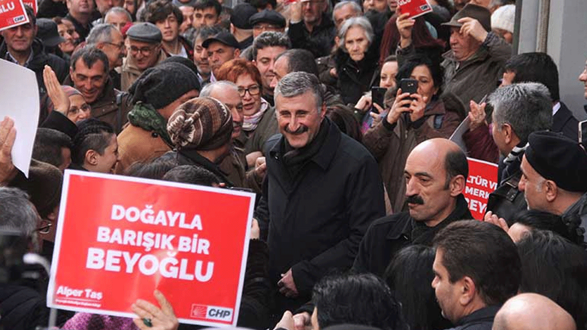 CHP Beyoğlu belediye başkan adayı Alper Taş esnafı dinledi