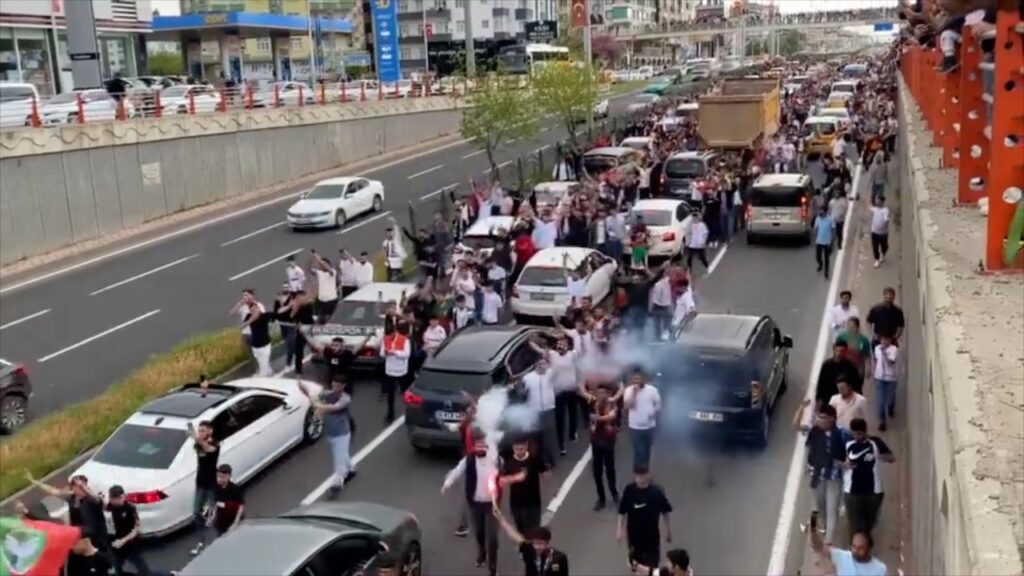 Diyarbakır’da Taraftarlar Caddelere Aktı