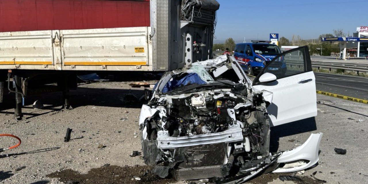 Otomobil Sürücüsü Yaya ve Park Halindeki Dorseye Çarptı: 1 Ölü, 2 Yaralı"