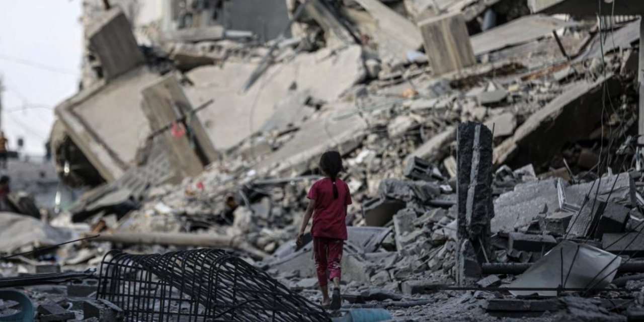 Filistinli Aileler, Enkaz Altında Kayıp Eşyalarını Arıyor: 'Bu Yaşananları Nekbe Zamanında Görmedik'