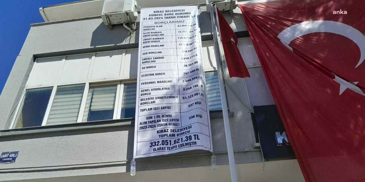 İzmir'de AKP'den CHP'ye geçen Kiraz Belediyesi'nin borcu pankartla açıklandı: Bir yılda yüzlerce kişi işe alınmış