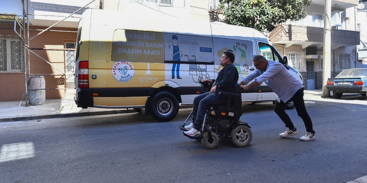 İzmir Büyükşehir Belediyesi'nden, Engelli Bireylerin Yaşamını Kolaylaştırmak İçin Yol Yardım Desteği