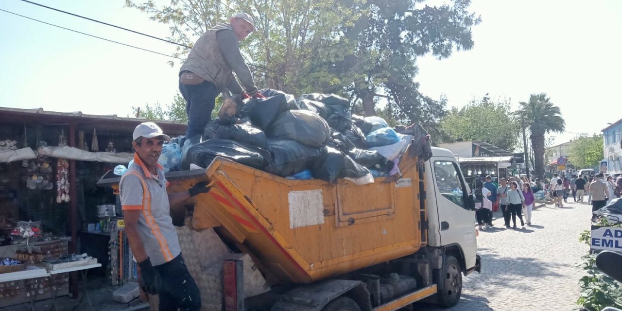 Ayvalık Belediyesi, Bayram Tatilinde Yaklaşık 15 Bin Ton Çöp Topladı