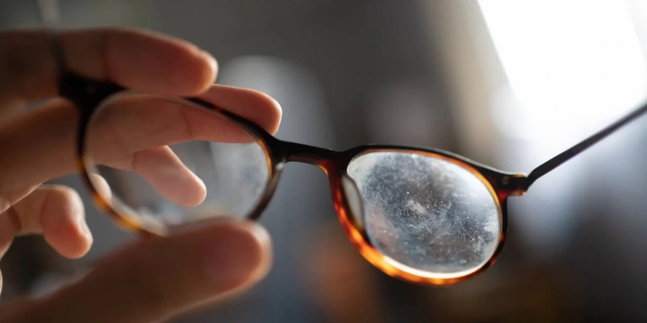 Gözlük Camındaki Çiziklerden Sonsuza Dek Kurtulun: Bu Pratik Yöntem Gözlüğünüzü İlk Günkü Haline Dönüştürüyor