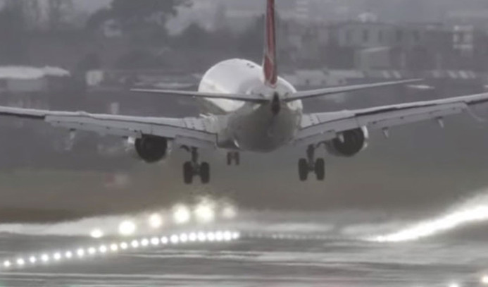 BAE'de Şiddetli Yağış Sebebiyle Uçak Seferleri İptal