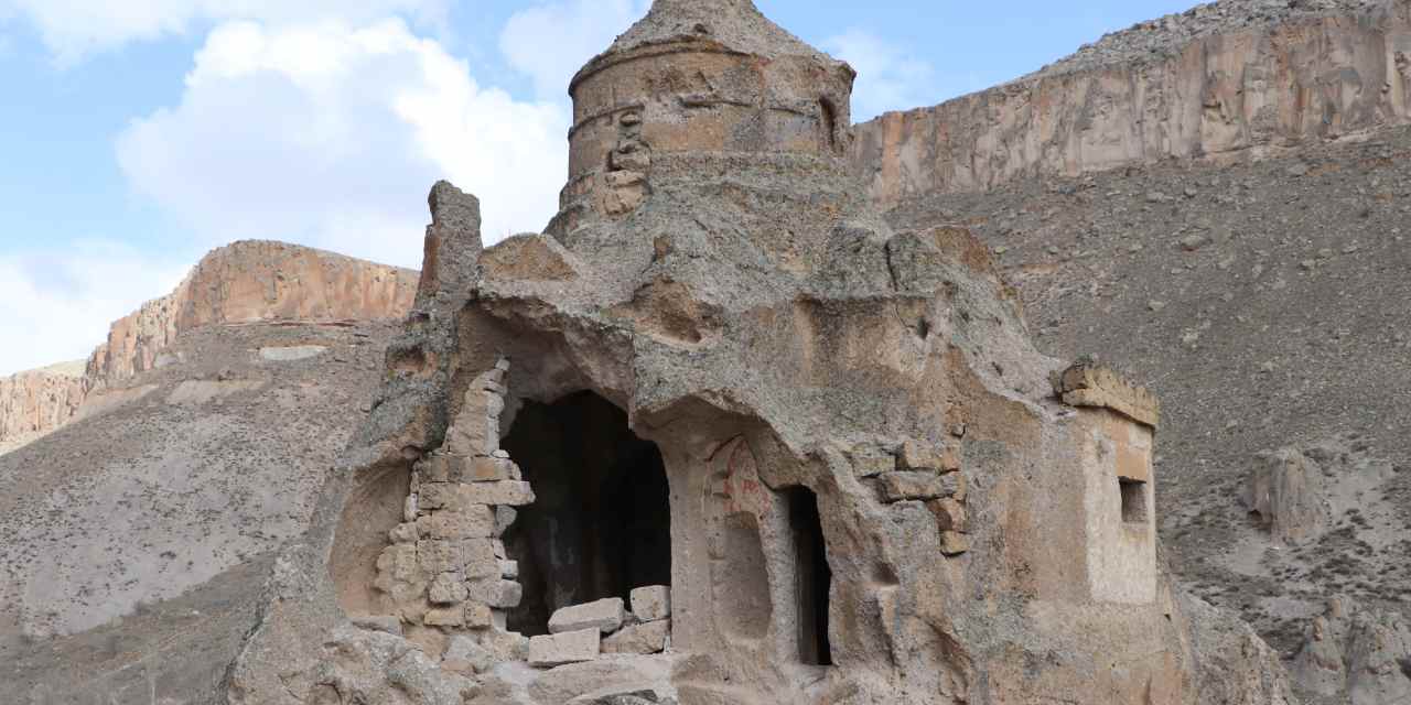 Kapadokya'nın giriş kapısı olarak bilinen vadideki tarihi kilisenin hali içler acısı! Bu hale getirmişler