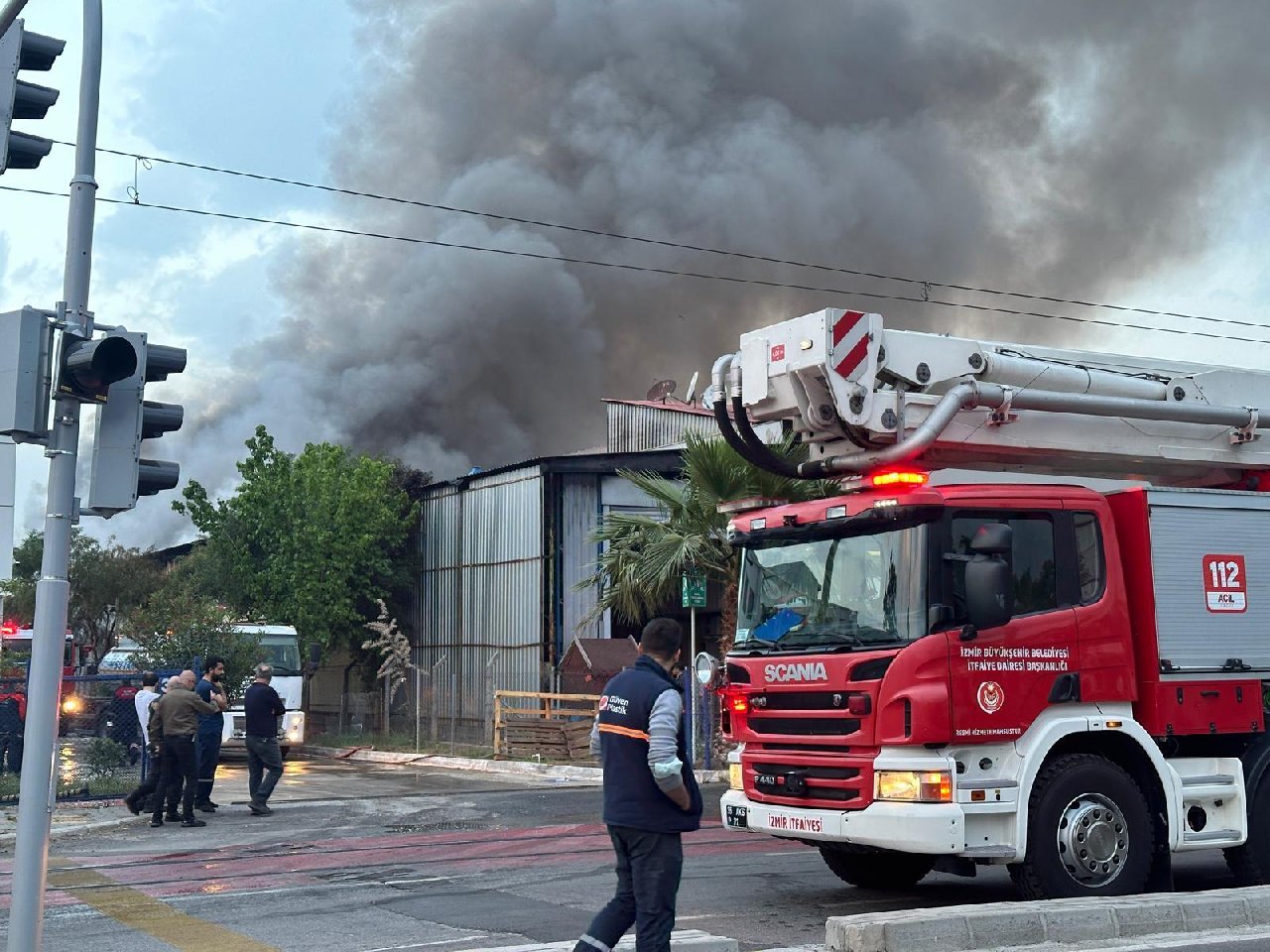 İzmir'de Plastik Fabrikasında Büyük Yangın