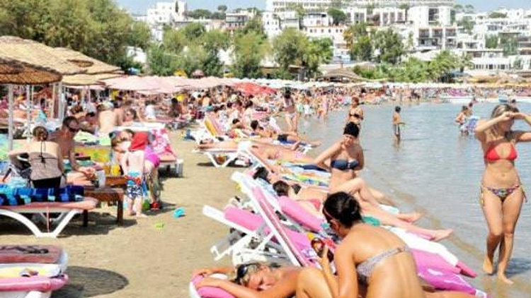 Muğla depreminin ardından tatilciler kendini serin sulara bıraktı, plajlar doldu